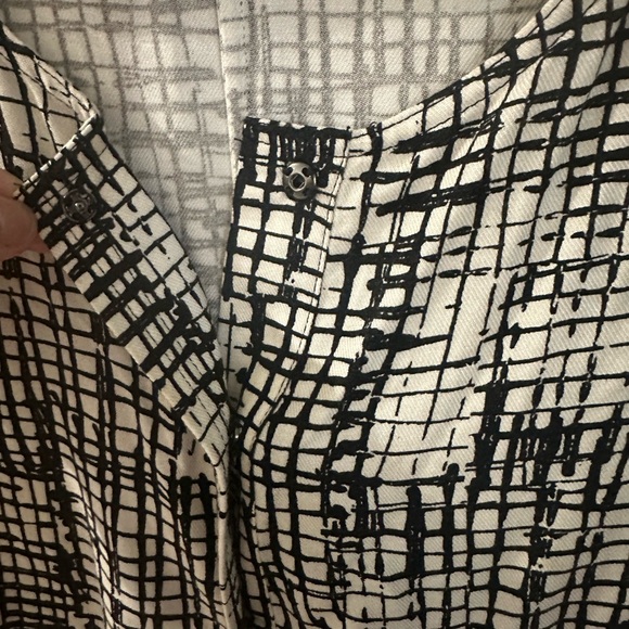 Black and white Nic + Zoe button blouse - Picture 3 of 6